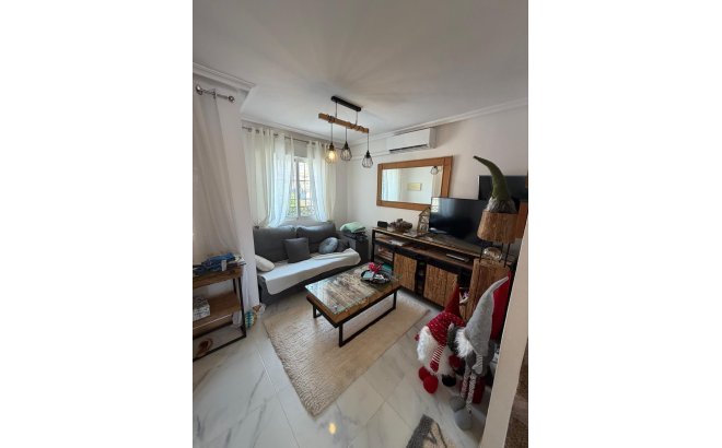 Resale - Bungalow -
Torrevieja - Zona Los Frutales