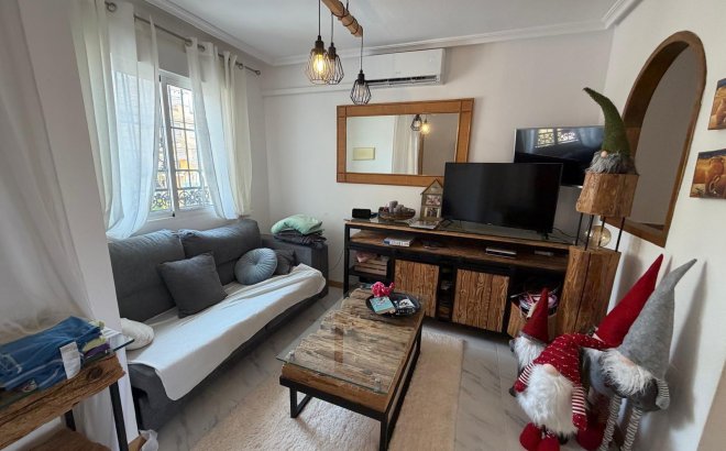 Resale - Bungalow -
Torrevieja - Zona Los Frutales