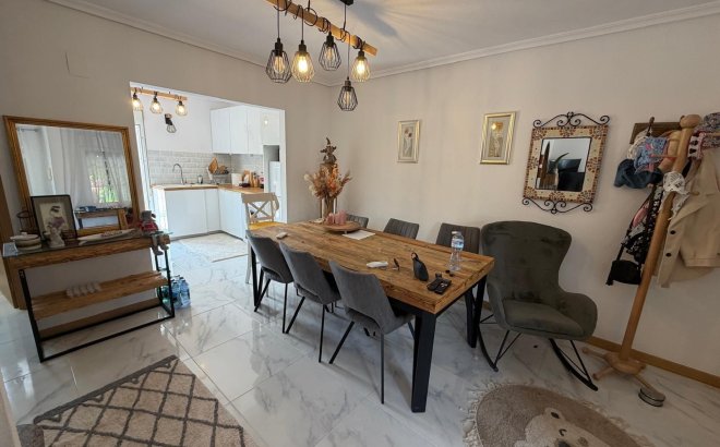 Resale - Bungalow -
Torrevieja - Zona Los Frutales