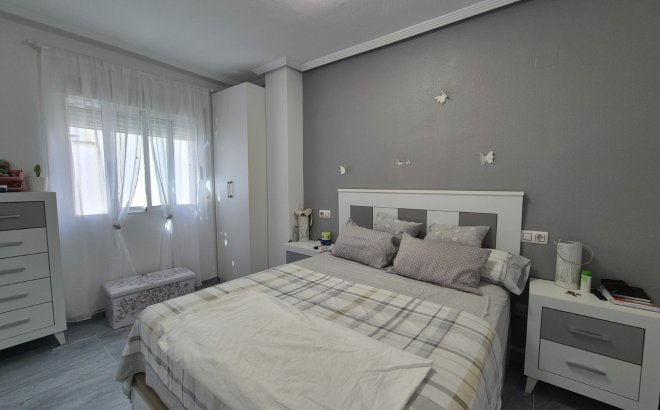 Resale - Bungalow -
Torrevieja - Costa Blanca