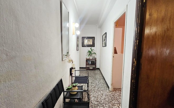 Resale - Commercial -
Torrevieja - Centro