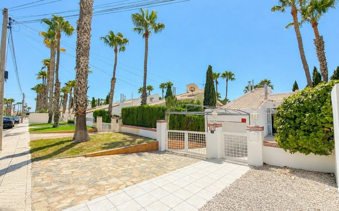 Resale - Villa -
Villamartin - Costa Blanca