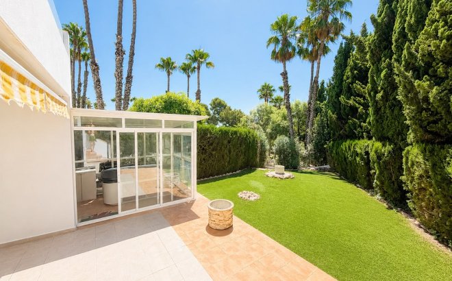 Resale - Villa -
Villamartin - Costa Blanca