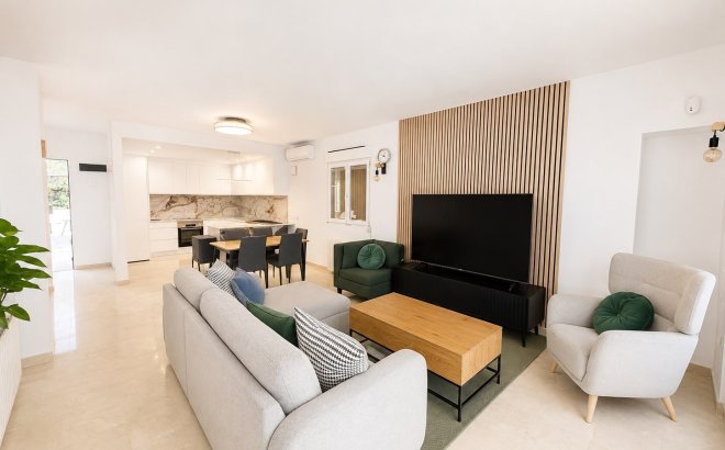 Resale - Villa -
Villamartin - Costa Blanca