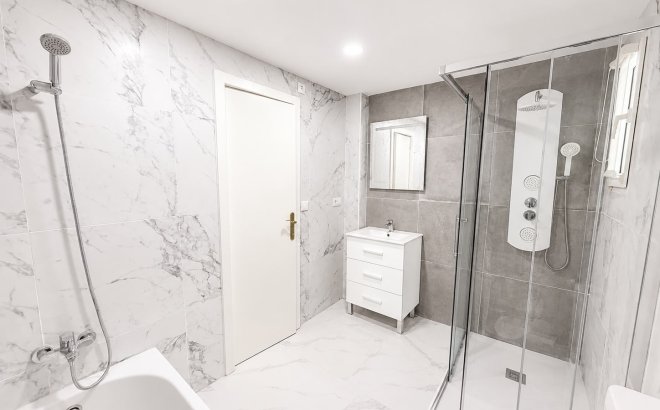 Resale - Villa -
Villamartin - Costa Blanca
