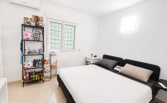 Resale - Villa -
Villamartin - Costa Blanca