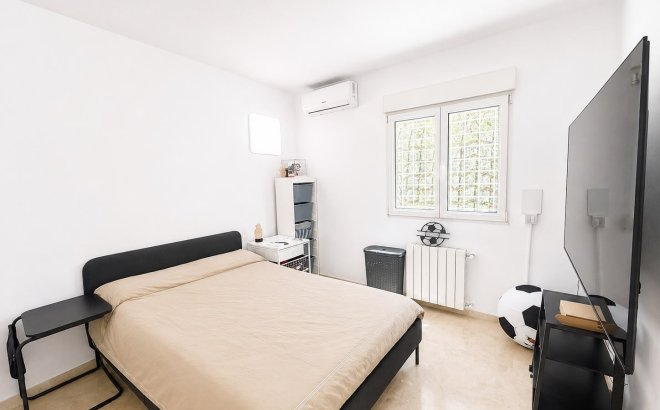 Resale - Villa -
Villamartin - Costa Blanca