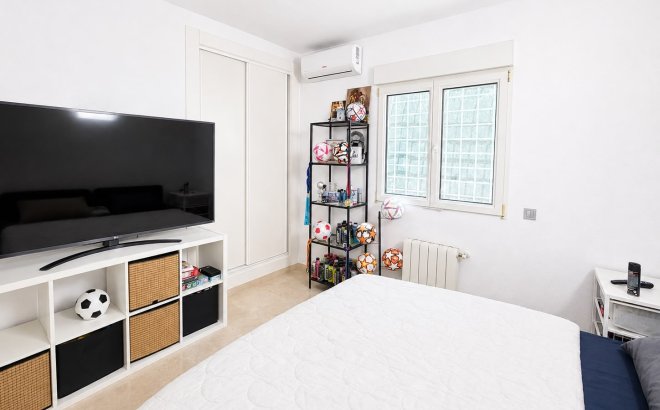 Resale - Villa -
Villamartin - Costa Blanca
