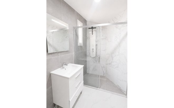 Resale - Villa -
Villamartin - Costa Blanca