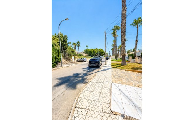Resale - Villa -
Villamartin - Costa Blanca
