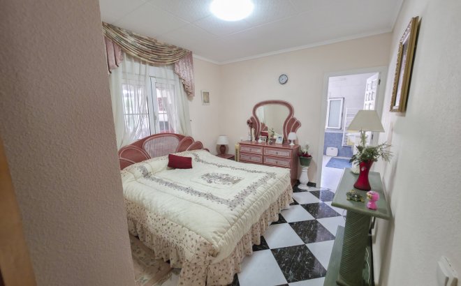 Resale - Villa -
Torrevieja - Costa Blanca