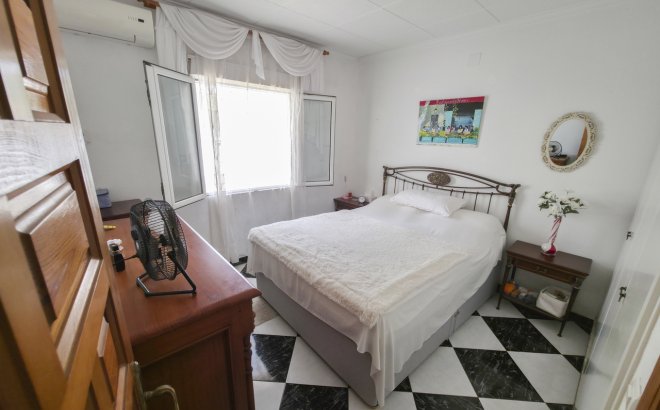 Resale - Villa -
Torrevieja - Costa Blanca