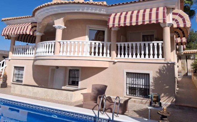 Herverkoop - Villa -
Rojales