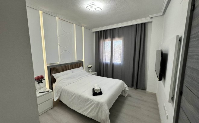 Resale - Apartment -
Torrevieja - Centro