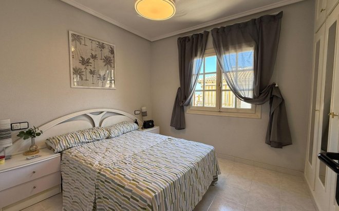 Resale - Bungalow -
Torrevieja - Punta Prima