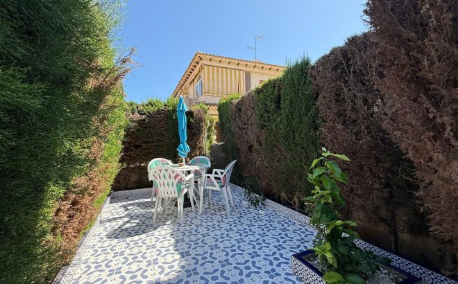 Resale - Bungalow -
Torrevieja - Punta Prima