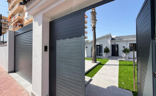 Resale - Villa -
Torrevieja - Punta Prima