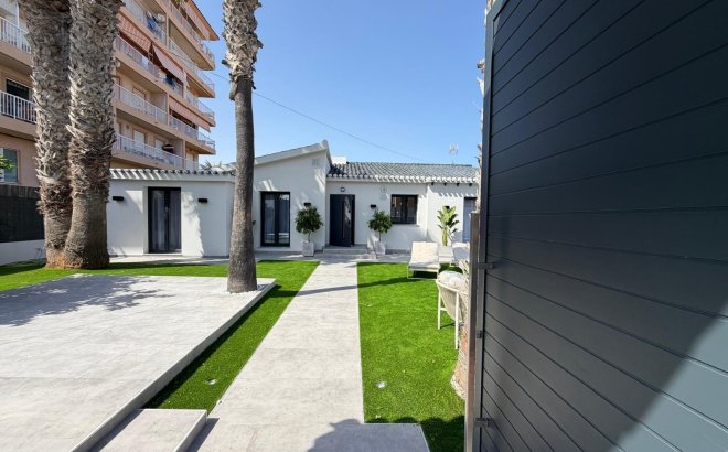 Resale - Villa -
Torrevieja - Punta Prima