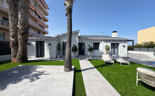 Resale - Villa -
Torrevieja - Punta Prima