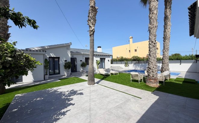 Resale - Villa -
Torrevieja - Punta Prima