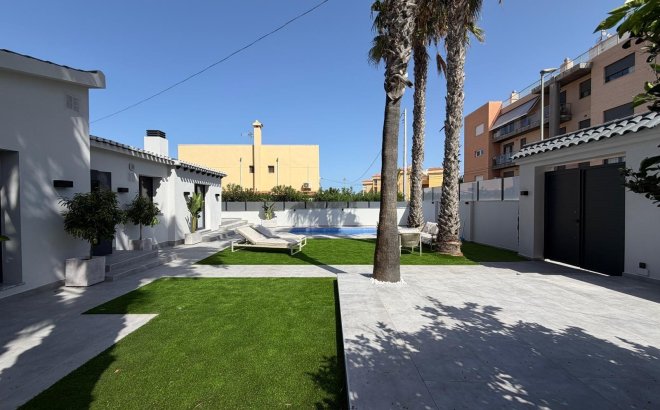 Resale - Villa -
Torrevieja - Punta Prima