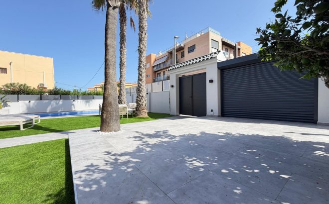Resale - Villa -
Torrevieja - Punta Prima