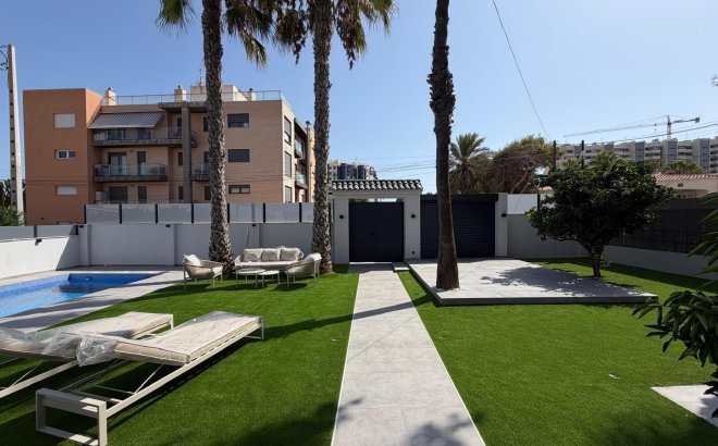 Resale - Villa -
Torrevieja - Punta Prima