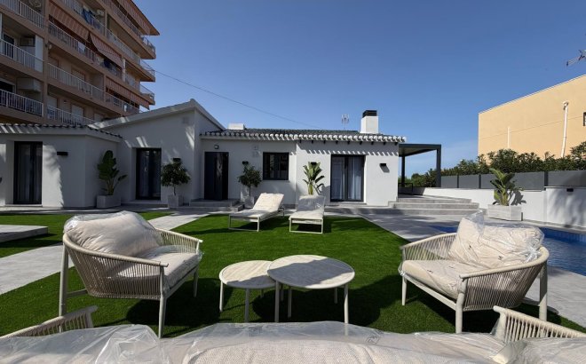 Resale - Villa -
Torrevieja - Punta Prima