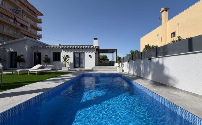 Resale - Villa -
Torrevieja - Punta Prima
