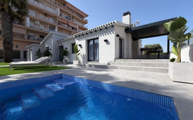 Resale - Villa -
Torrevieja - Punta Prima