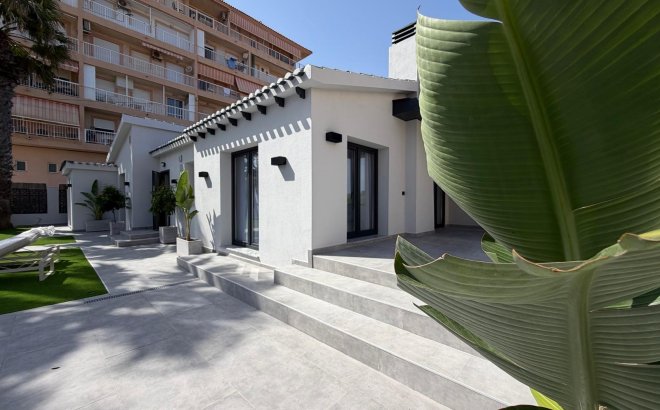 Resale - Villa -
Torrevieja - Punta Prima