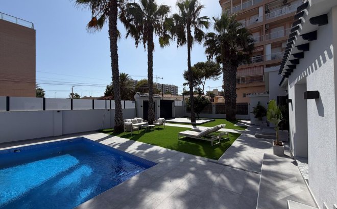 Resale - Villa -
Torrevieja - Punta Prima