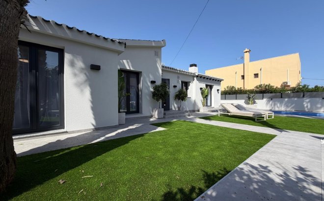 Resale - Villa -
Torrevieja - Punta Prima