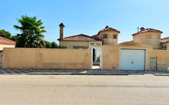 Resale - Villa -
Torrevieja - Costa Blanca