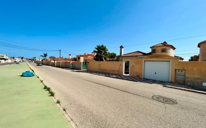 Resale - Villa -
Torrevieja - Costa Blanca