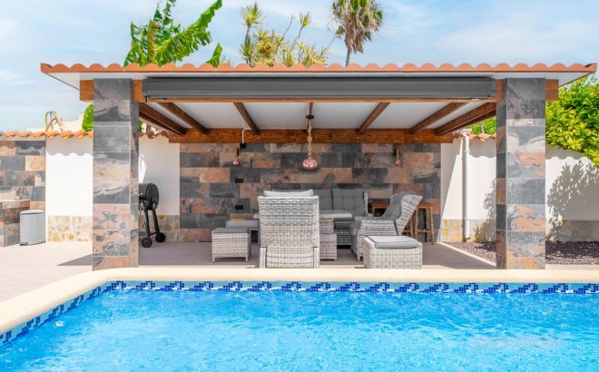 Resale - Villa -
Torrevieja - Torreta