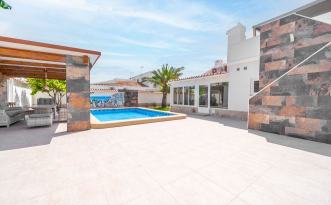Resale - Villa -
Torrevieja - Torreta