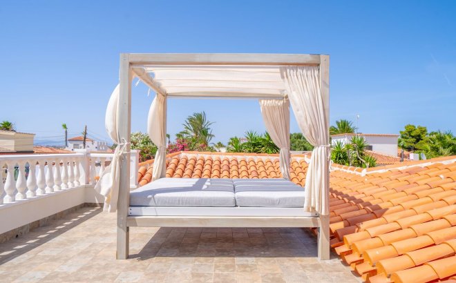 Resale - Villa -
Torrevieja - Torreta