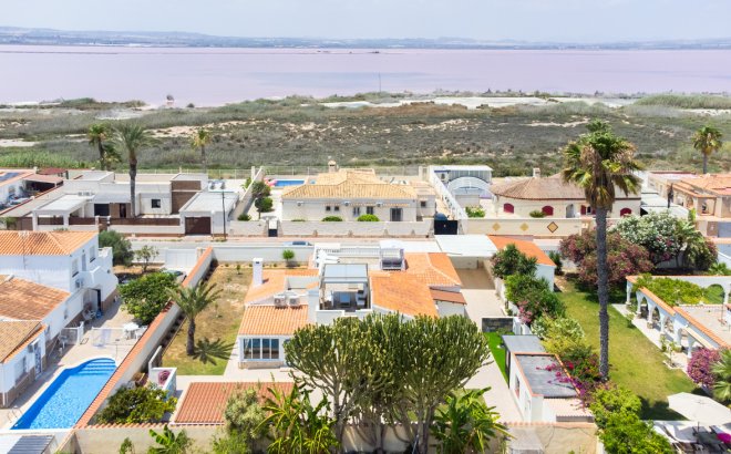 Resale - Villa -
Torrevieja - Torreta