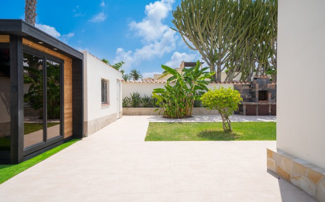 Resale - Villa -
Torrevieja - Torreta