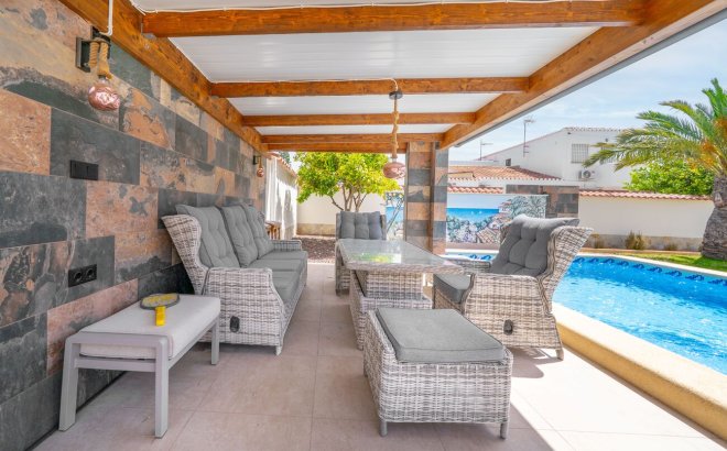 Resale - Villa -
Torrevieja - Torreta