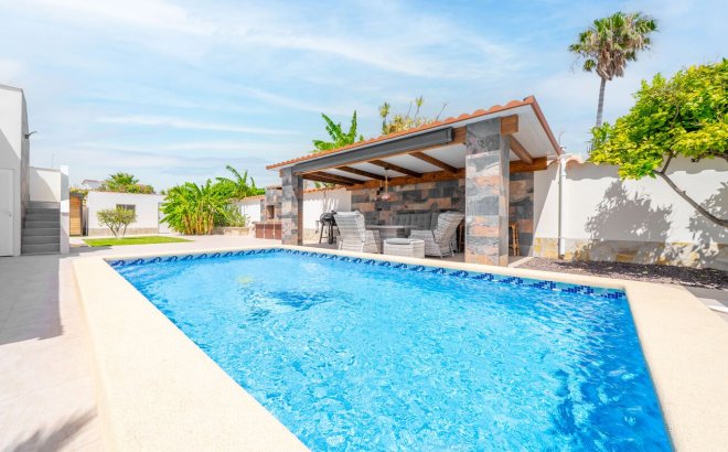 Resale - Villa -
Torrevieja - Torreta