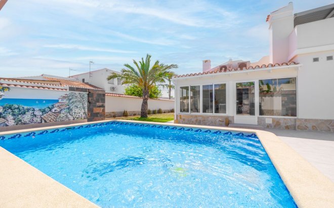 Resale - Villa -
Torrevieja - Torreta