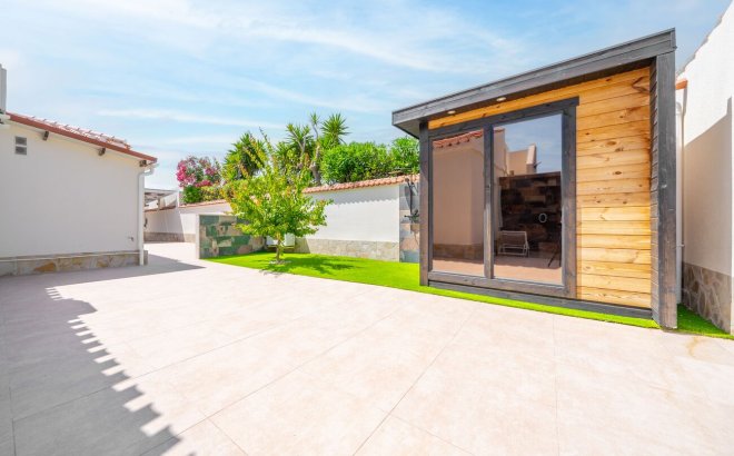 Resale - Villa -
Torrevieja - Torreta