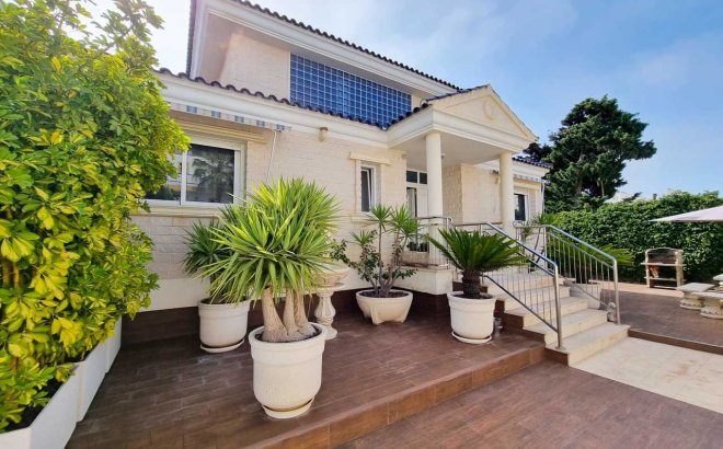 Resale - Villa -
La Mata - Costa Blanca