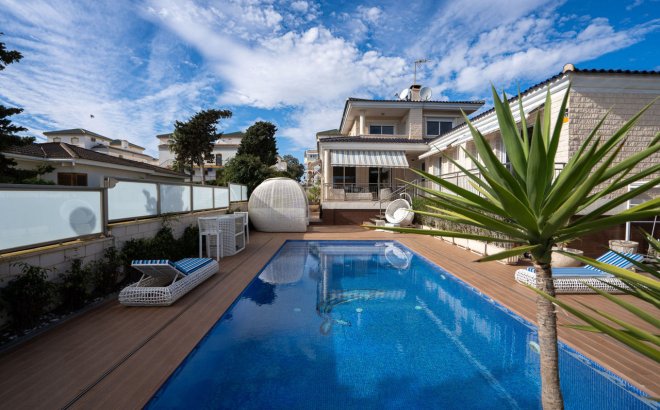Resale - Villa -
La Mata - Costa Blanca