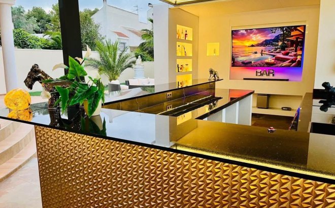 Resale - Villa -
San Miguel de Salinas - Inland