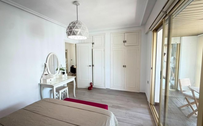 Resale - Apartment -
Torrevieja - Centro - Muelle Pesquero