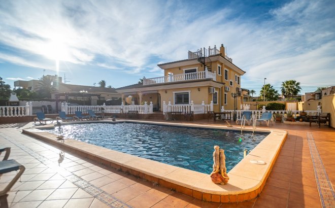 Resale - Villa -
Torrevieja - Costa Blanca