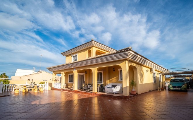 Resale - Villa -
Torrevieja - Costa Blanca